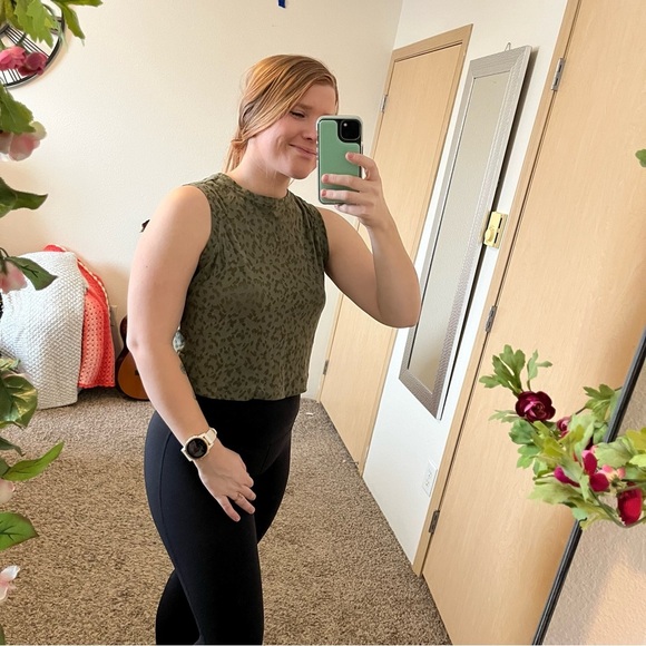 Women’s All in motion Size Small Cropped Muscle Workout Tank Top in Green - Picture 2 of 6